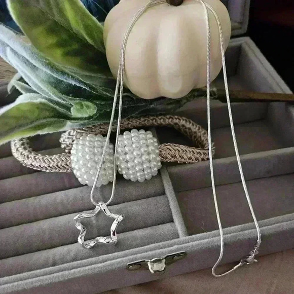 Jewelry - 925 Sterling silver twisted star pendant. Snake chain necklace